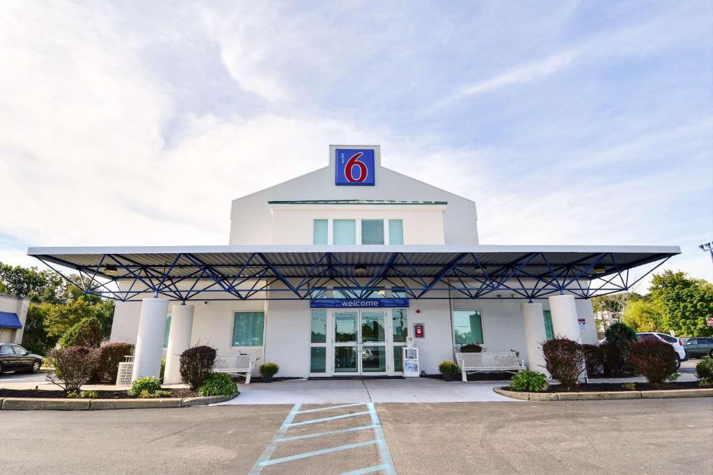 a gas station with a sign on top of it at Motel 6-Tewksbury, MA - Boston in Tewksbury