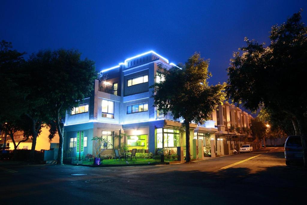 Jiji的住宿－集集大自然休閒民宿，建筑的侧面有蓝色的灯光
