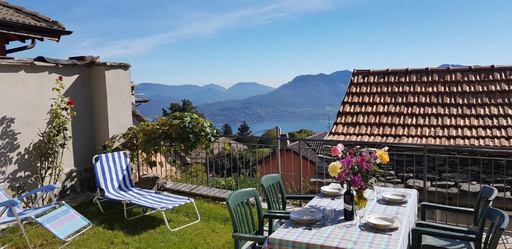 een tafel en stoelen op een patio met uitzicht bij cà dà Pina in Trarego