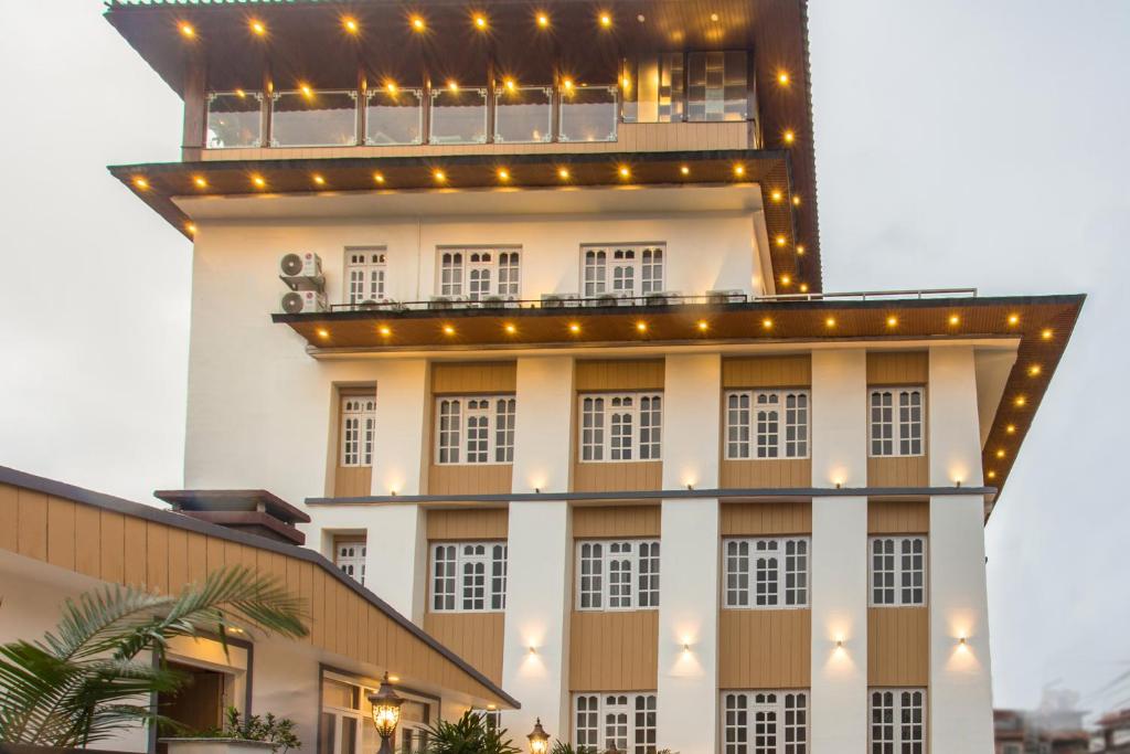 Un bâtiment blanc avec des lumières au-dessus dans l'établissement Lords Eco Inn Kathmandu, à Katmandou