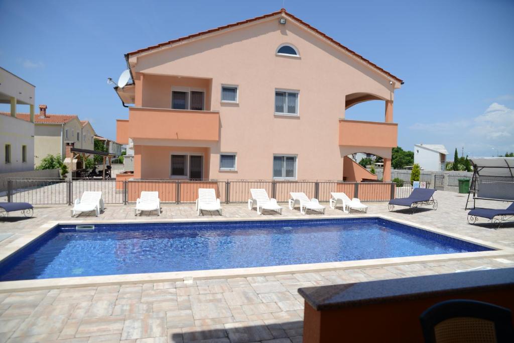 Bazén v ubytovaní Apartments Villa Lucky alebo v jeho blízkosti