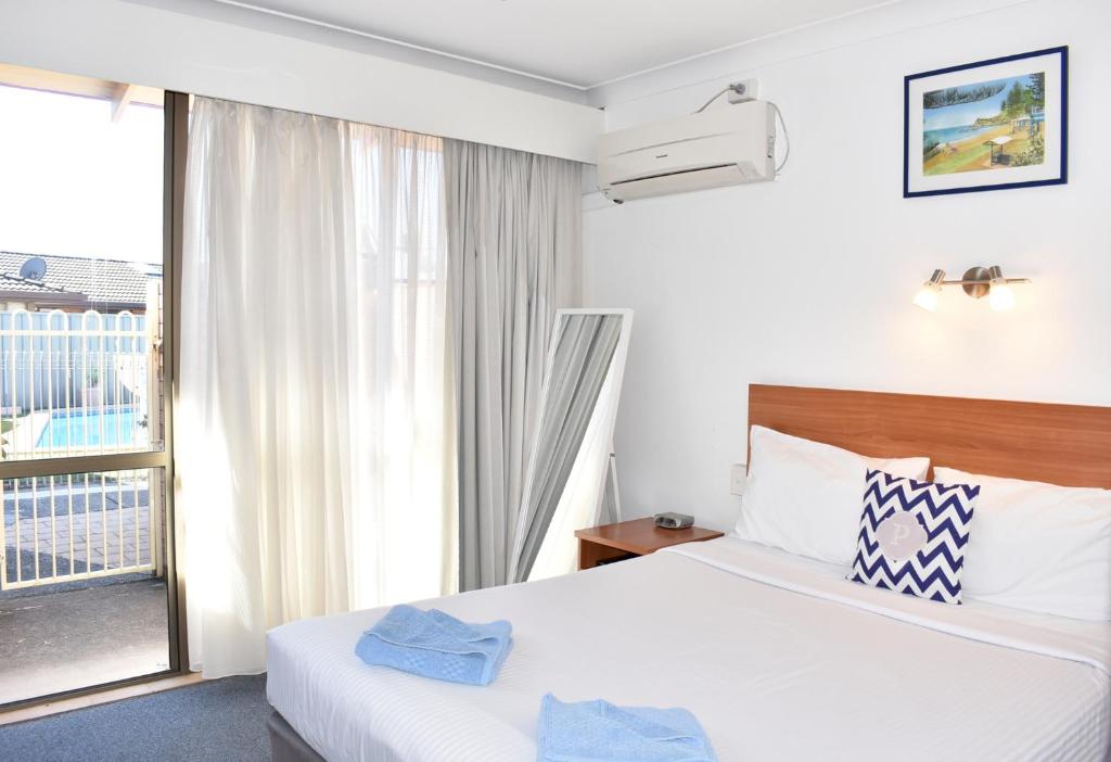 Postel nebo postele na pokoji v ubytování Port O'Call Motel