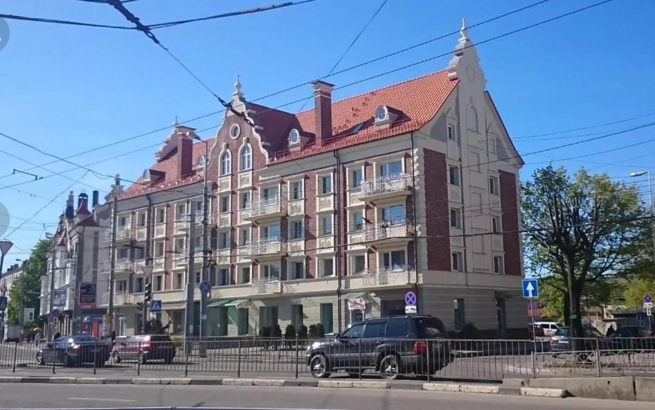 カリーニングラードにあるКвартира в самом центре Калининградаの大きな建物