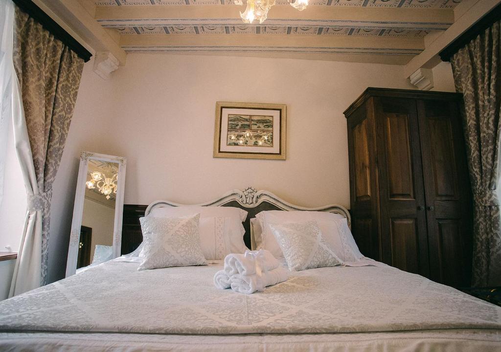 Posteľ alebo postele v izbe v ubytovaní Heritage Hotel Cardo