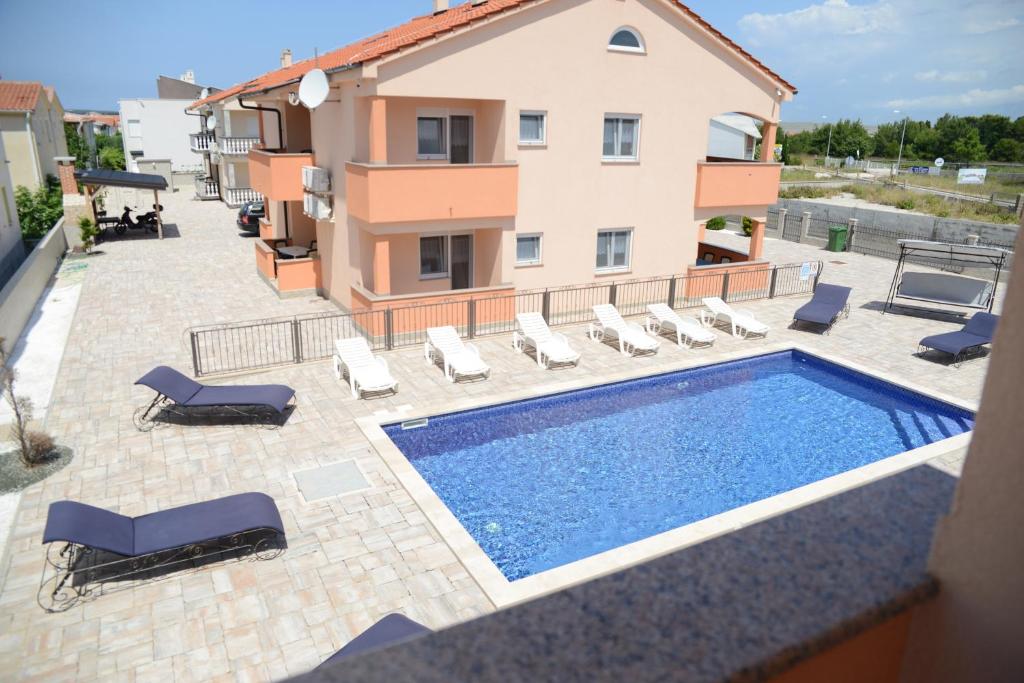 Bazén v ubytovaní Apartments Villa Lucky alebo v jeho blízkosti