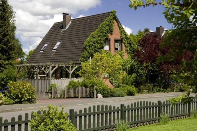 een huis met een hek ervoor bij Bebensee Edda DZ in Neustadt in Holstein