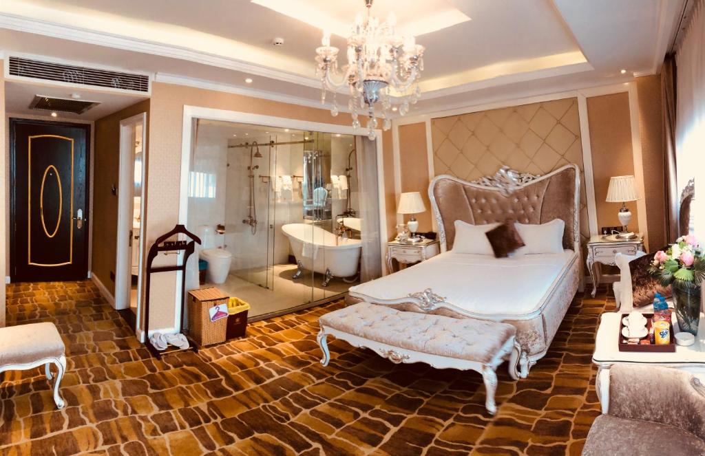 
Giường trong phòng chung tại Hoang Trieu Hotel
