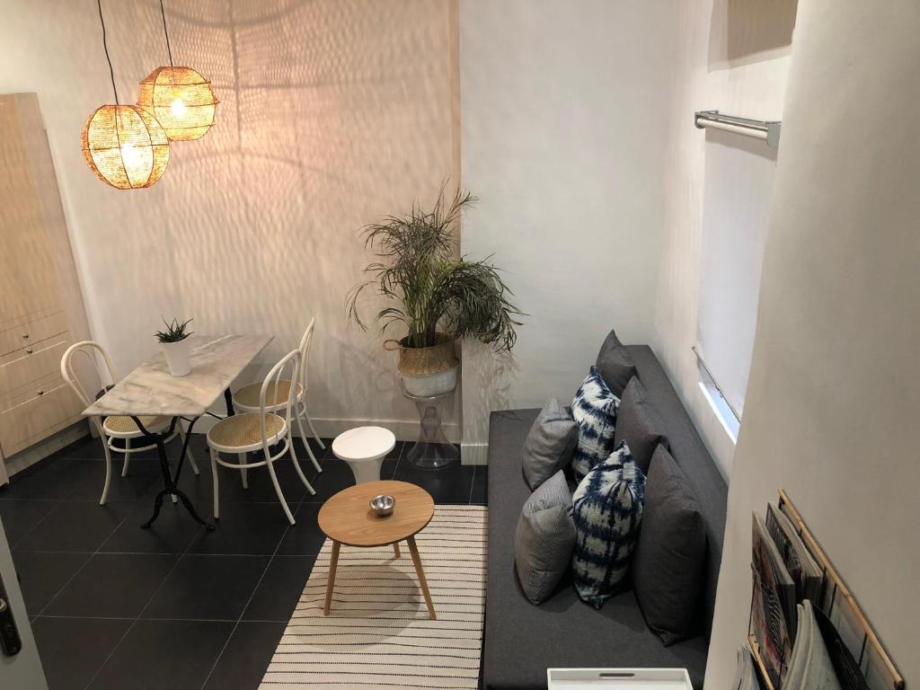 A seating area at Sainte Apartments