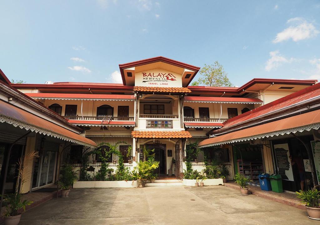 een gebouw met een bord erop bij Balay Travel Lodge in Paoay