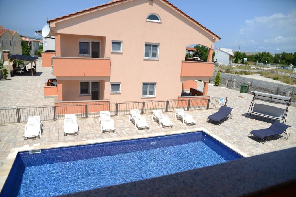 Bazén v ubytovaní Apartments Villa Lucky alebo v jeho blízkosti