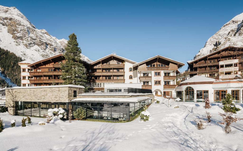 um resort nas montanhas com neve no chão em Verwöhnhotel Wildspitze em Sankt Leonhard im Pitztal