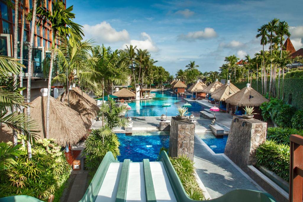 Вид на бассейн в Hard Rock Hotel Bali или окрестностях