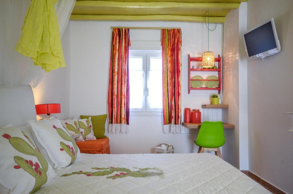 Giường trong phòng chung tại Adriani Hotel