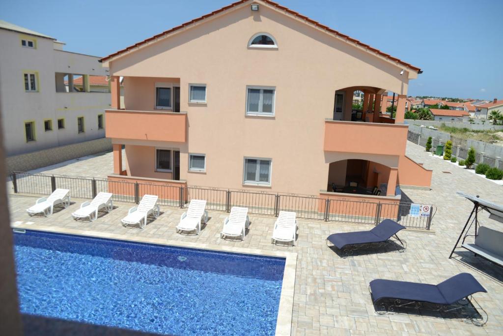 Bazén v ubytovaní Apartments Villa Lucky alebo v jeho blízkosti