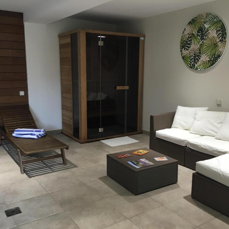 Posezení v ubytování Logis Hôtel La Bastide des Monges