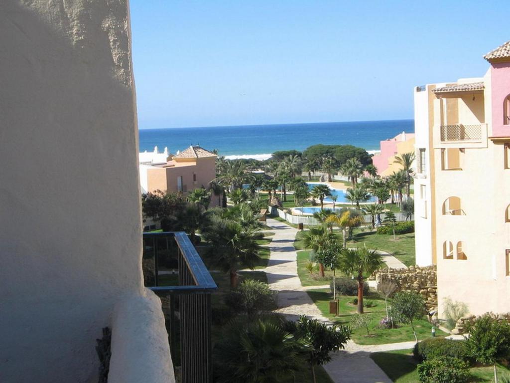 サアラ・デ・ロス・アトゥネスにあるAPCOSTAS - Atlanterraのビーチの景色を望むバルコニーが備わる客室です。