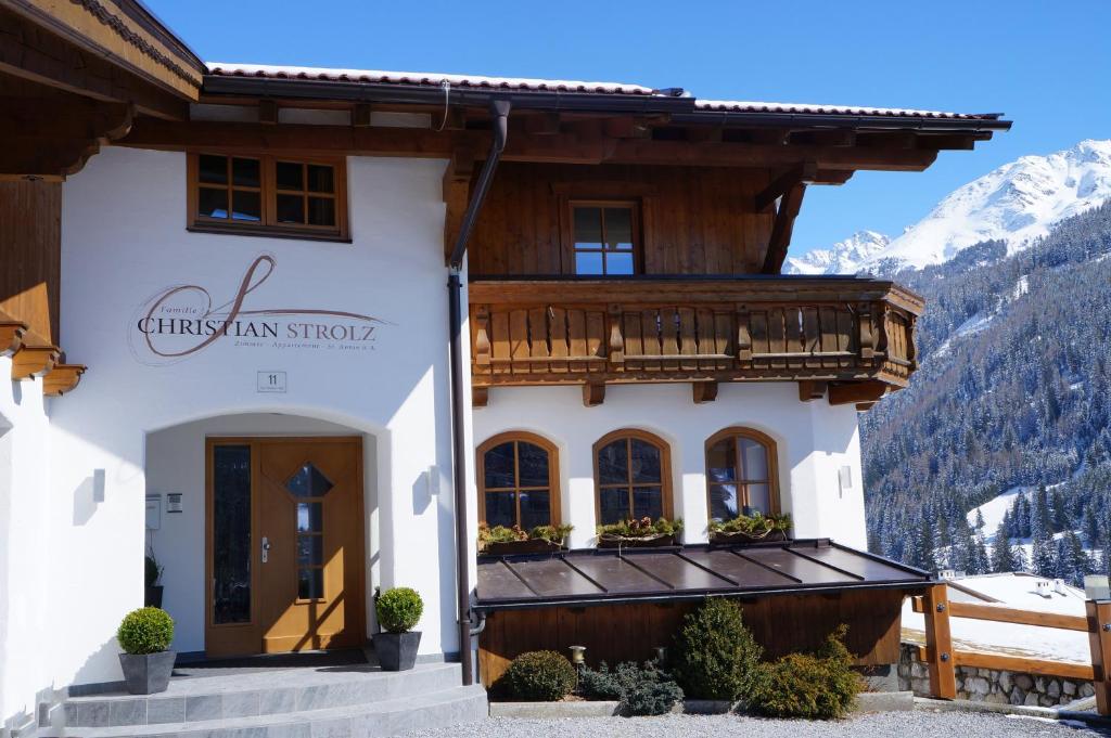 un edificio con un cartel que lee el primer taller austriaco en Pension Strolz, en Sankt Anton am Arlberg