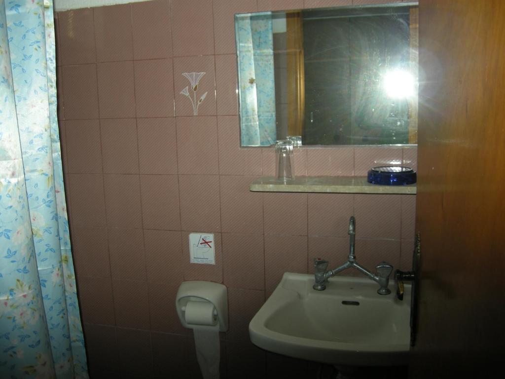 Koupelna v ubytování Myrmidon Hotel
