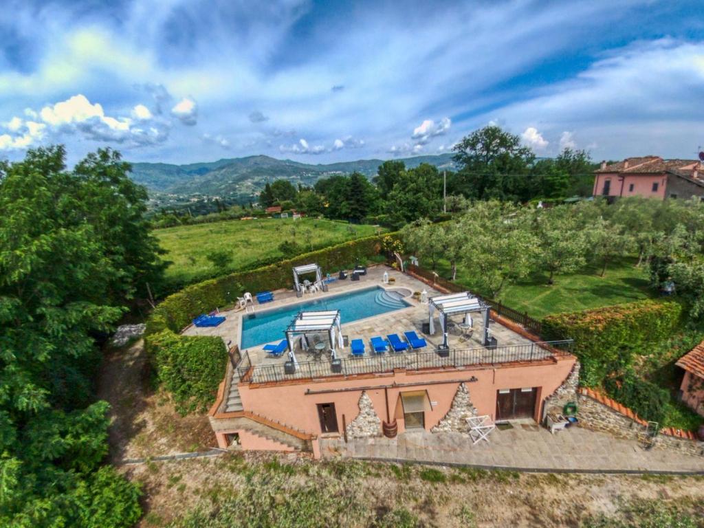 Utsikt mot bassenget på Lovely farmhouse in Pian di Sc Campiglia in great location eller i nærheten