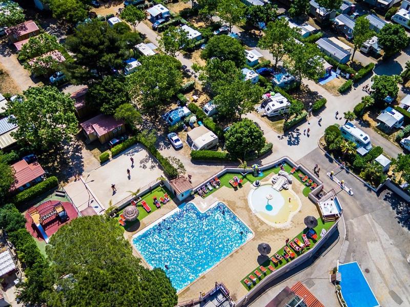 Bazén v ubytování Camping Parc Mogador nebo v jeho okolí