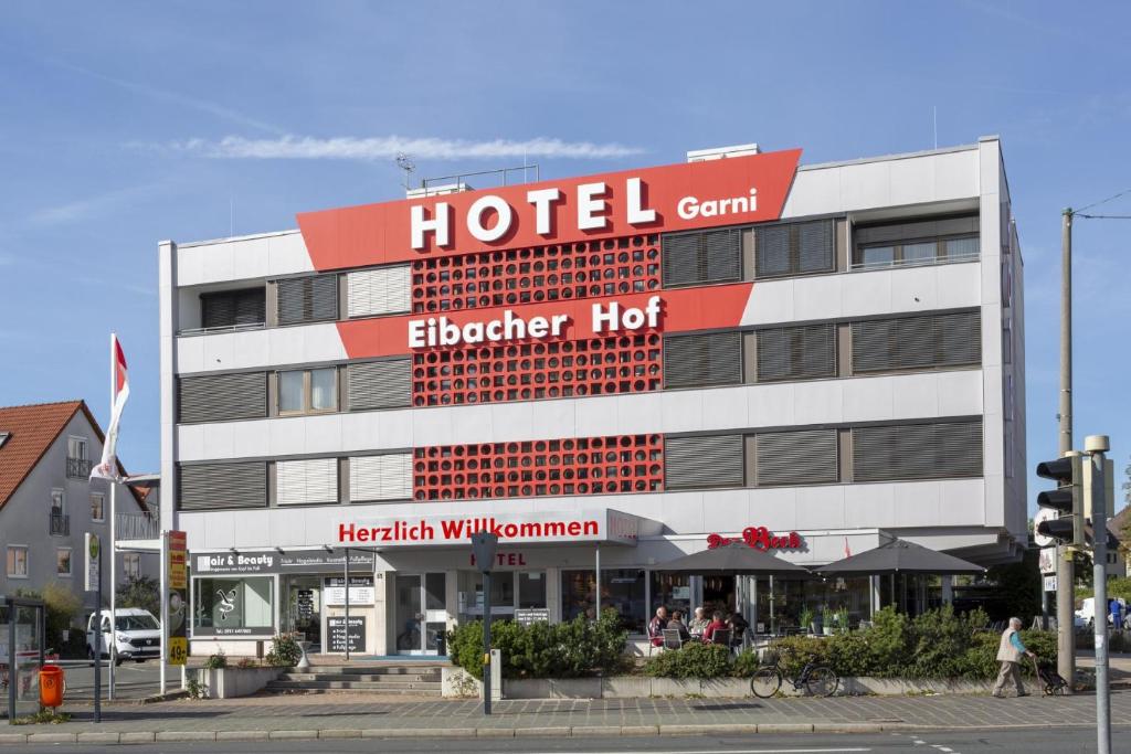 een hotelgebouw op de hoek van een straat bij Eibacher Hof in Neurenberg