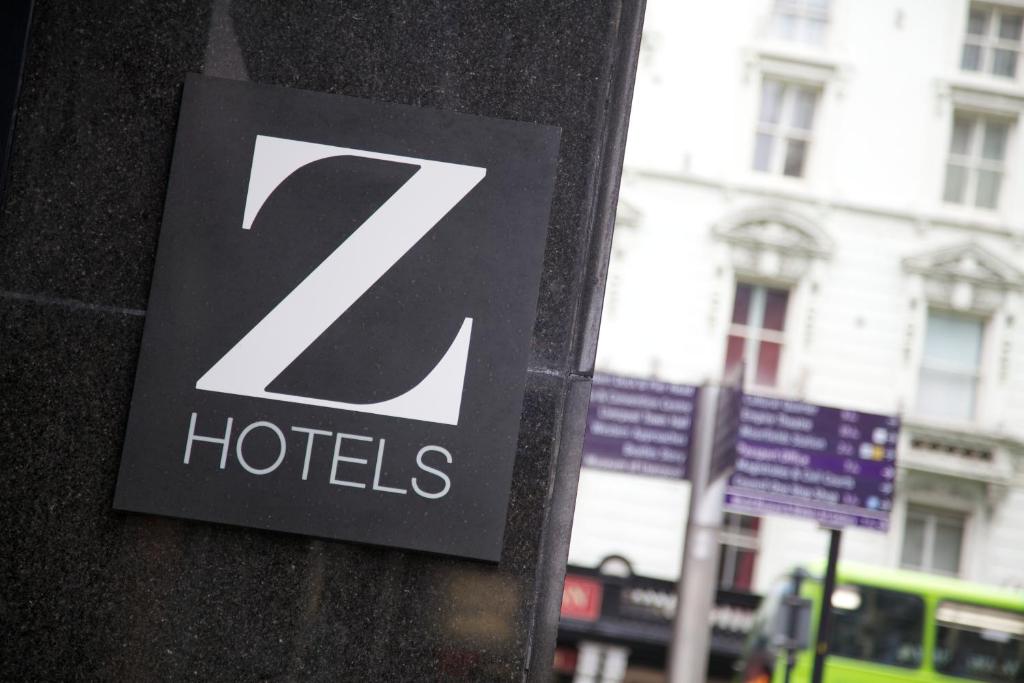 una señal en el lateral de un edificio en The Z Hotel Liverpool, en Liverpool