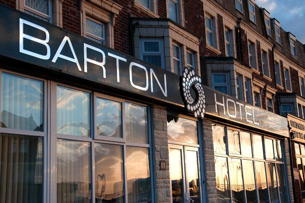 ブラックプールにあるBarton Hotelのバリオン店舗入り店前店