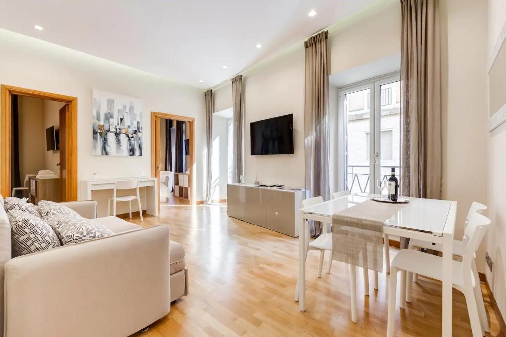 un soggiorno con divano e tavolo di LUXURY APARTMENT'S CENTER a Roma