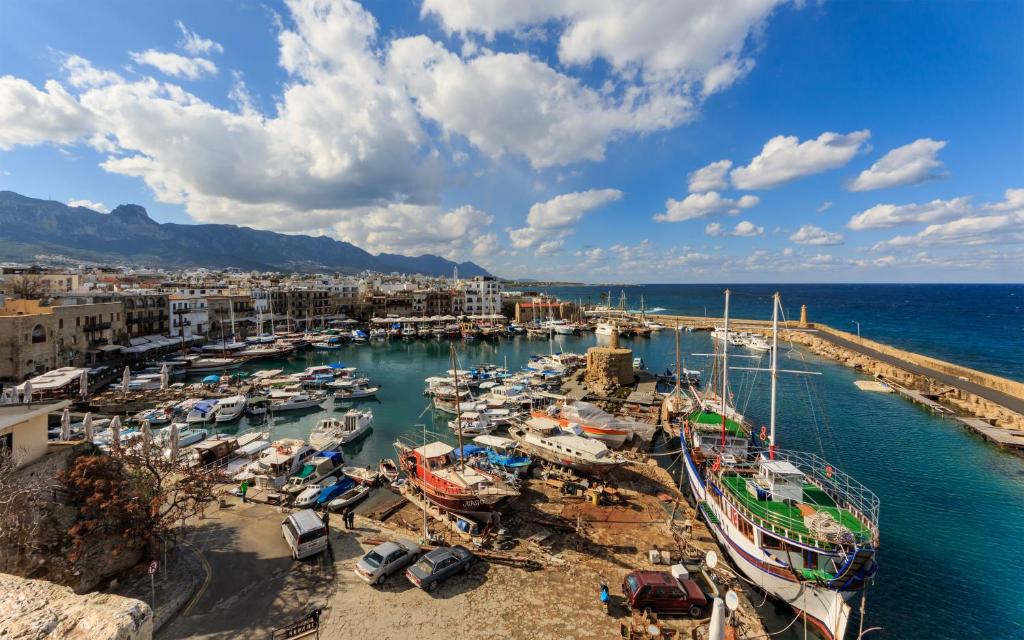 um grupo de barcos ancorados num porto em Harbour view flat in Kyrenia -Girne em Kyrenia