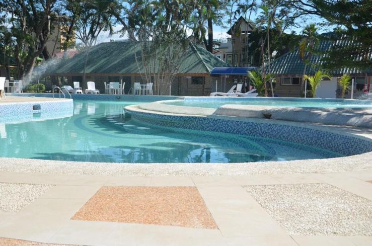 ein Schwimmbad mit einem Brunnen in der Mitte in der Unterkunft Hotel 45 Beach Resort in Bauang