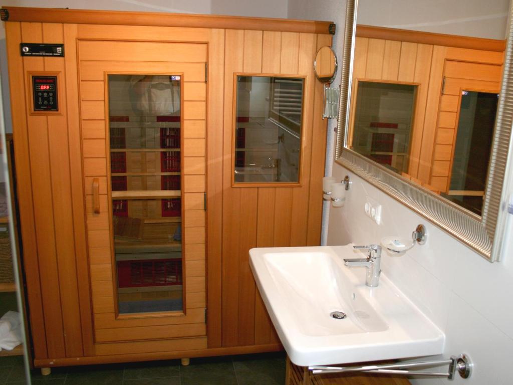 een badkamer met een wastafel en een spiegel bij Ferienwohnungen Martinsklause in Ramsau