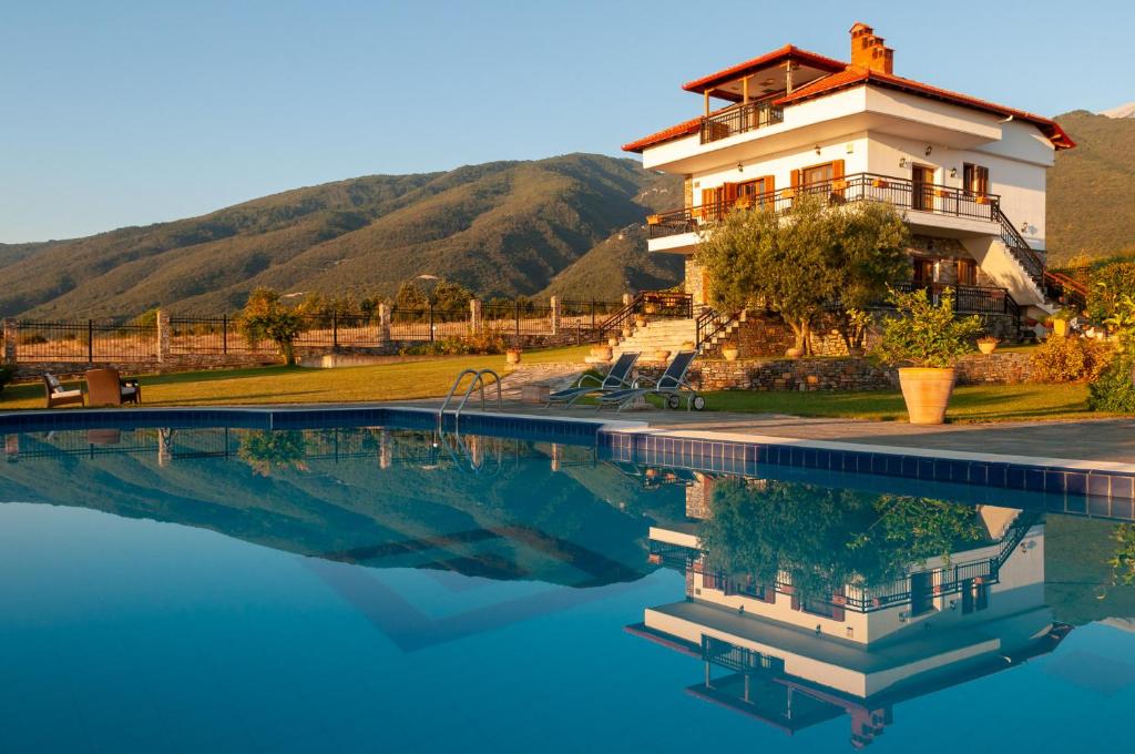 Bazén v ubytování Olympus Pantheon Luxury Villas nebo v jeho okolí