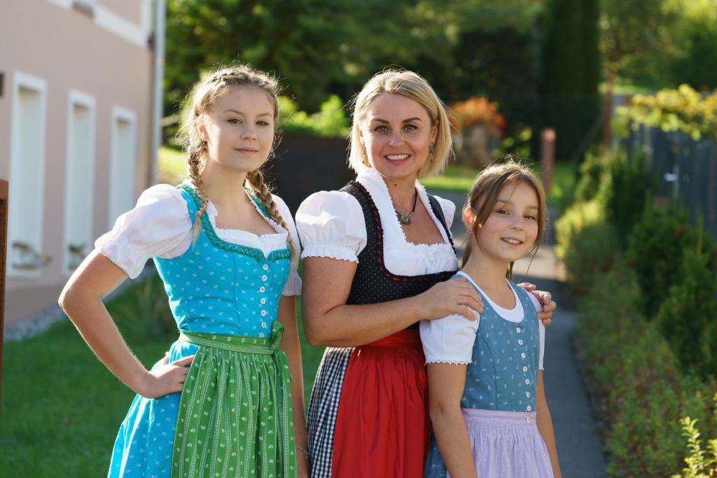 a woman and two girls standing next to each other at Villa zur Schmied'n in Ehrenhausen