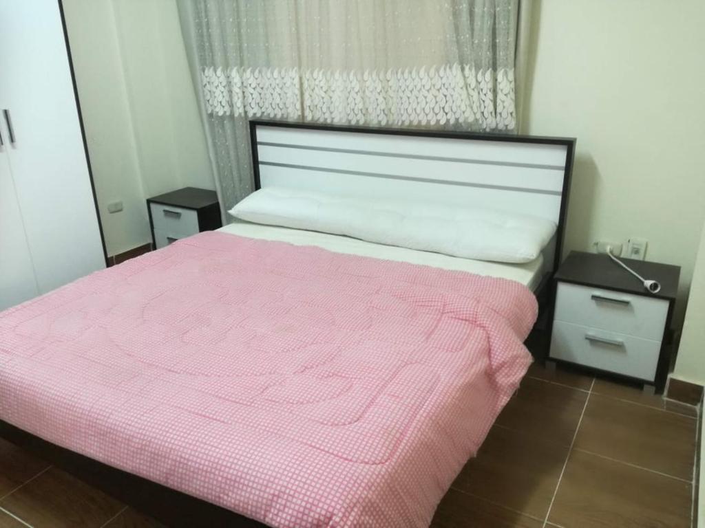 Säng eller sängar i ett rum på شقق الحي الايطالي