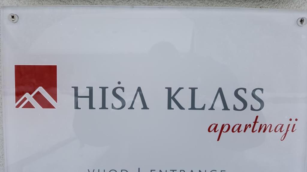 um sinal com as palavras hsi kiss apparatus em Klass 302 em Kranjska Gora