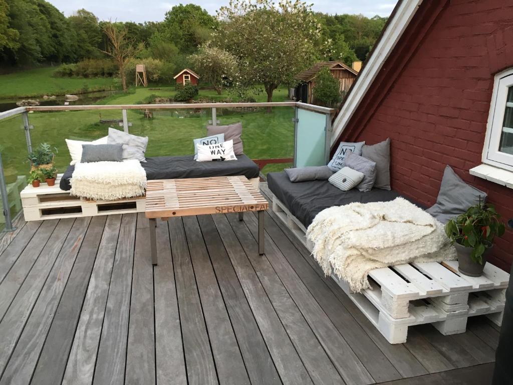 twee bedden op het terras van een huis bij Hos Mette in Børkop