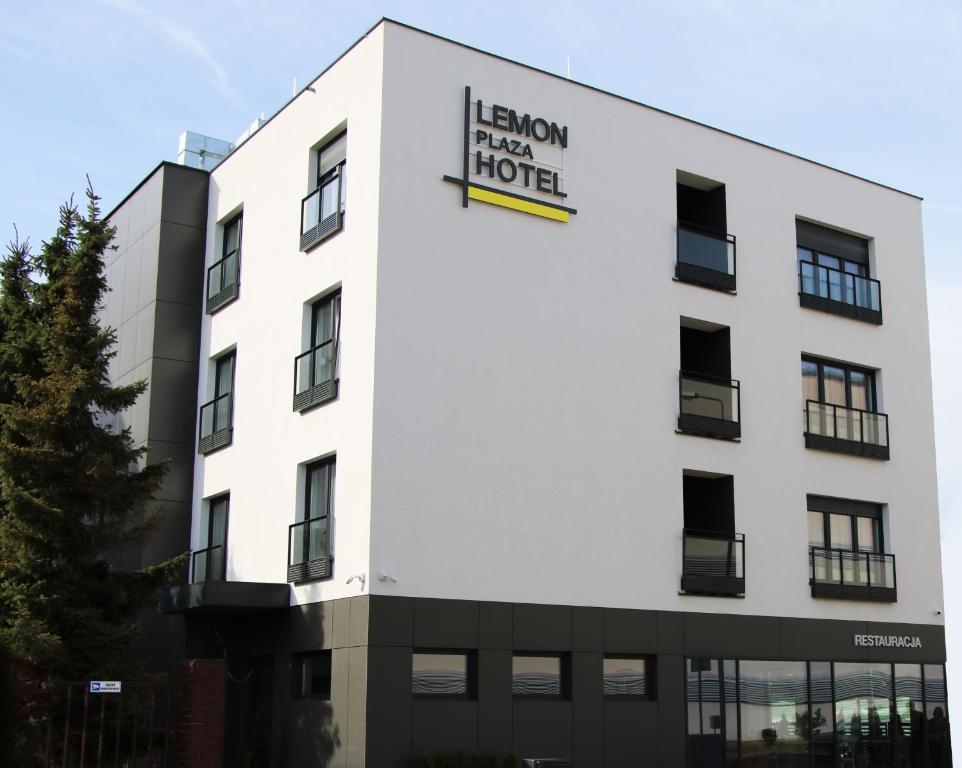 un edificio blanco con un cartel que dice hotel Lenox en Lemon Plaza Hotel en Poznan