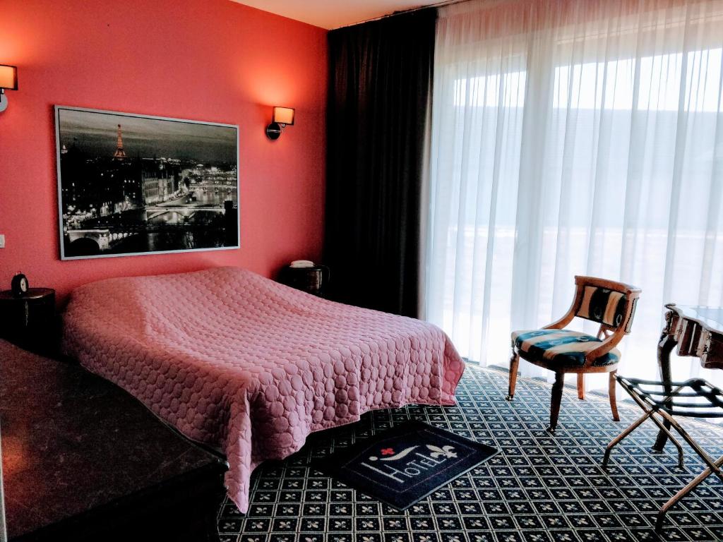 Un ou plusieurs lits dans un h&eacute;bergement de l&#39;&eacute;tablissement Hotel Fleur de Lys
