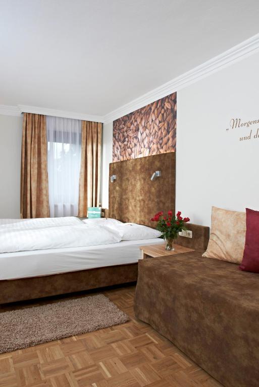 A bed or beds in a room at Biergasthof Riedberg