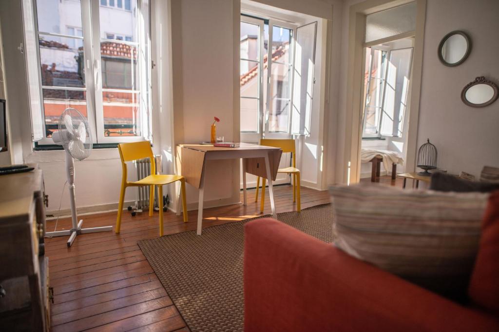 リスボンにあるThe Blue House - Bica Yellow Tramのリビングルーム(テーブル、椅子、窓付)