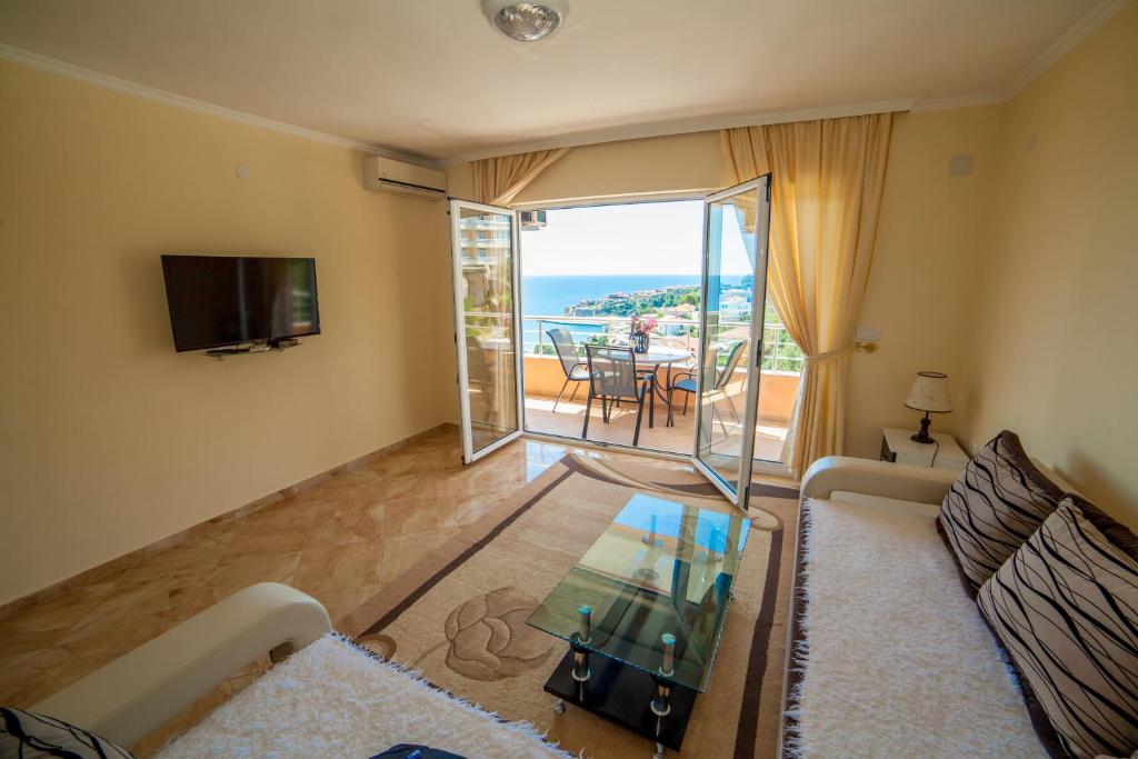 TV a/nebo společenská místnost v ubytování Apartments Panorama Alaj