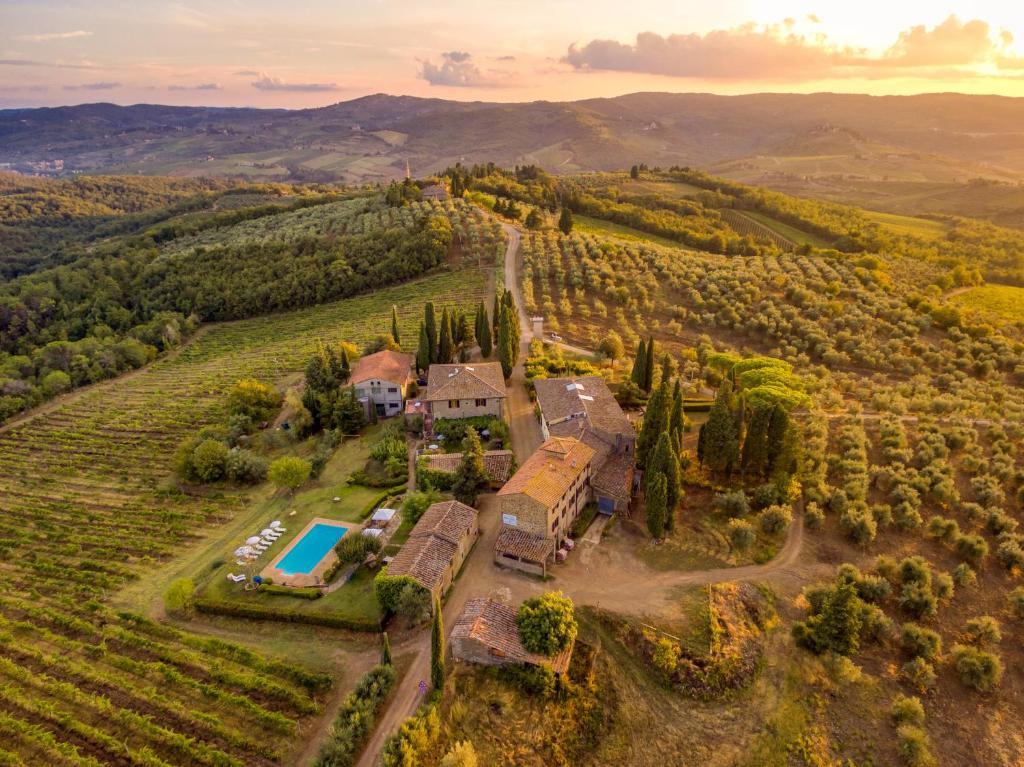 una vista aérea de una finca con piscina en Agriturismo Fattoria Santo Stefano, en Greve in Chianti