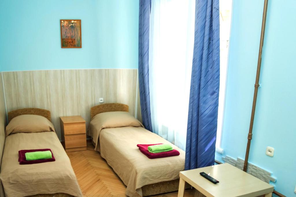 Cama o camas de una habitación en Old Flat Guest house on Zhukovskogo