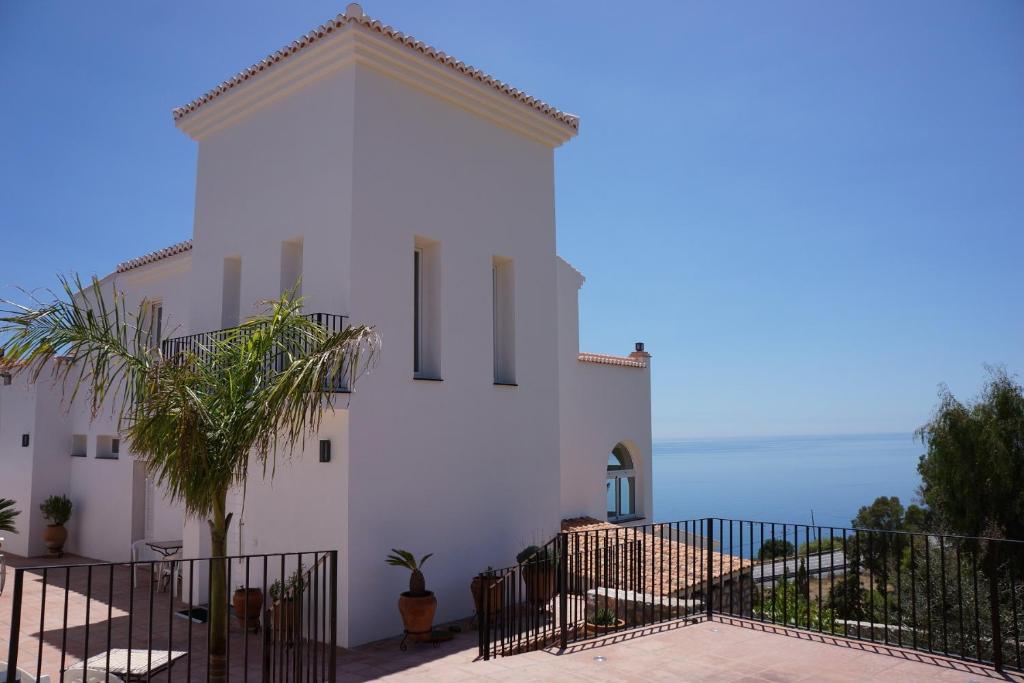 una iglesia blanca con una palmera delante de ella en Apartment Torrecilla, en Salobreña