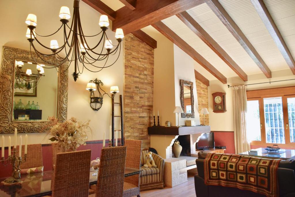 uma sala de estar com uma mesa de jantar e um espelho em Villa Miranda em El Rompido