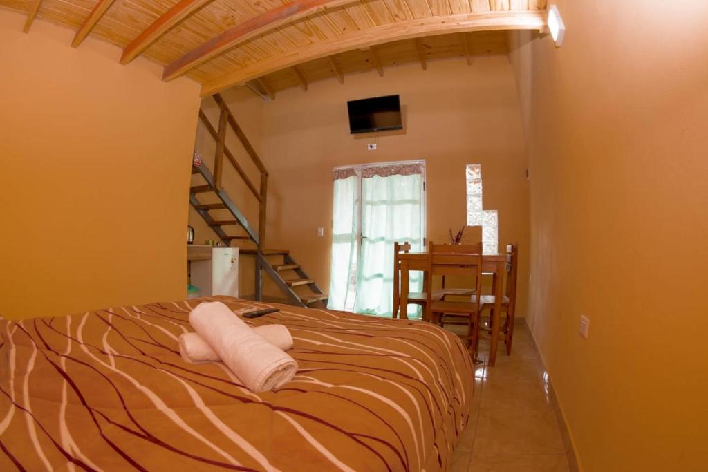 a bedroom with a bed with towels on it at Cabañas Mama Rosa in Puerto Iguazú