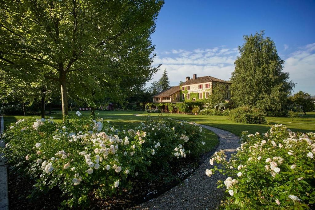 een tuin met bloemen voor een huis bij Locanda Sandi in Valdobbiadene