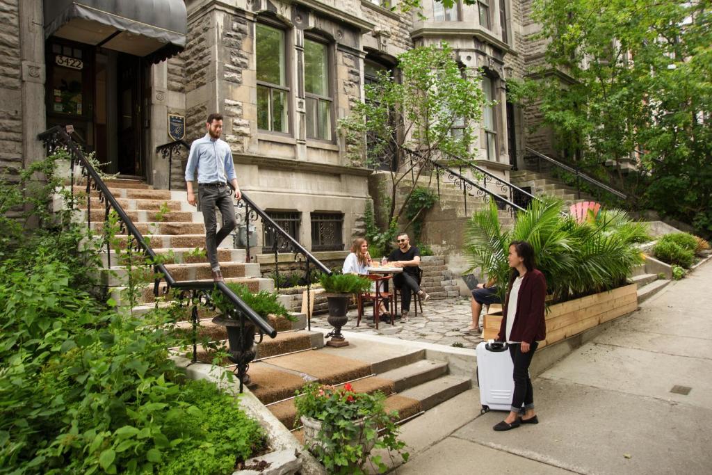 mężczyzna wchodzący po schodach budynku w obiekcie Ambrose House & Cafe - SELF CHECK-IN GUESTHOUSE w Montrealu