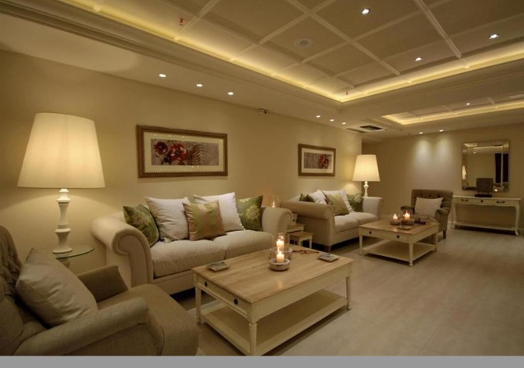 uma sala de estar com um sofá e uma mesa em Nerida Boutique Hotel em Dimitsana