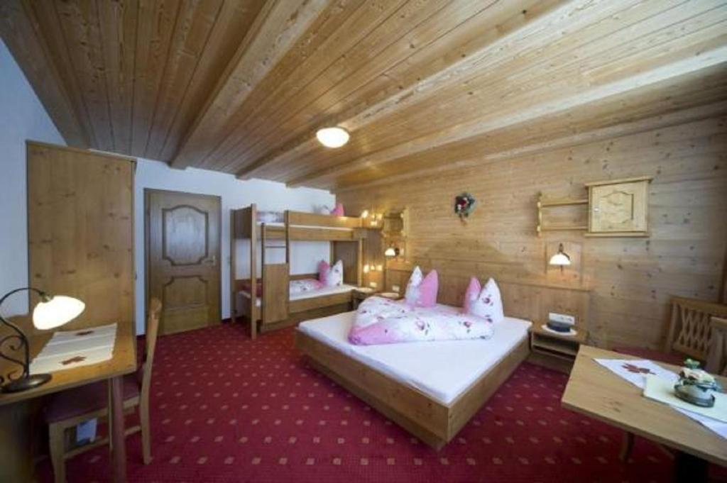 Postel nebo postele na pokoji v ubytování Gästehaus Alpenblick